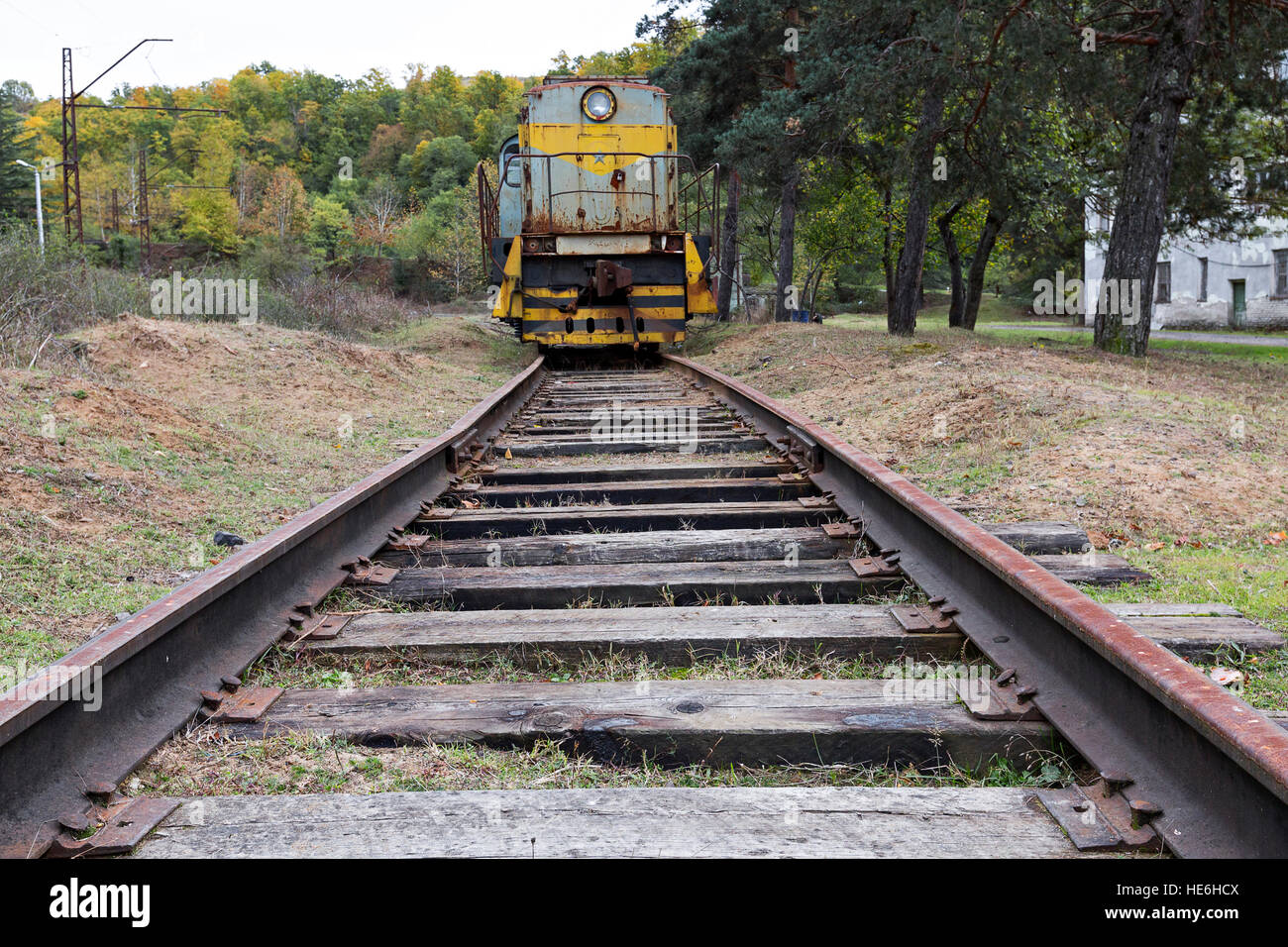 Verlassene russische Eisenbahnschienen und Lokomotive aus der Sowjetzeit, in Georgien, Kaukasus Stockfoto