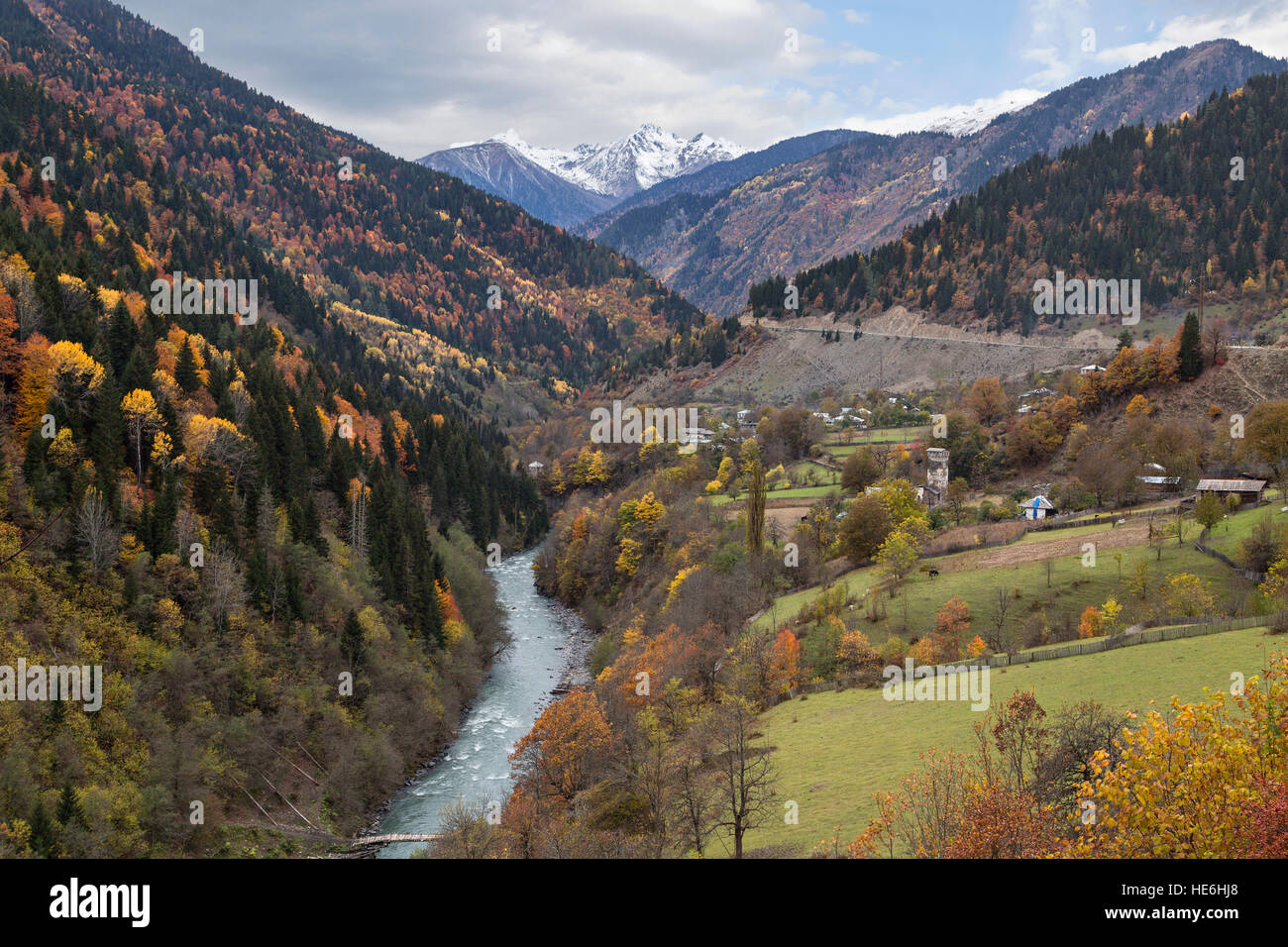 Herbst in den Bergen des Kaukasus, Georgien. Stockfoto