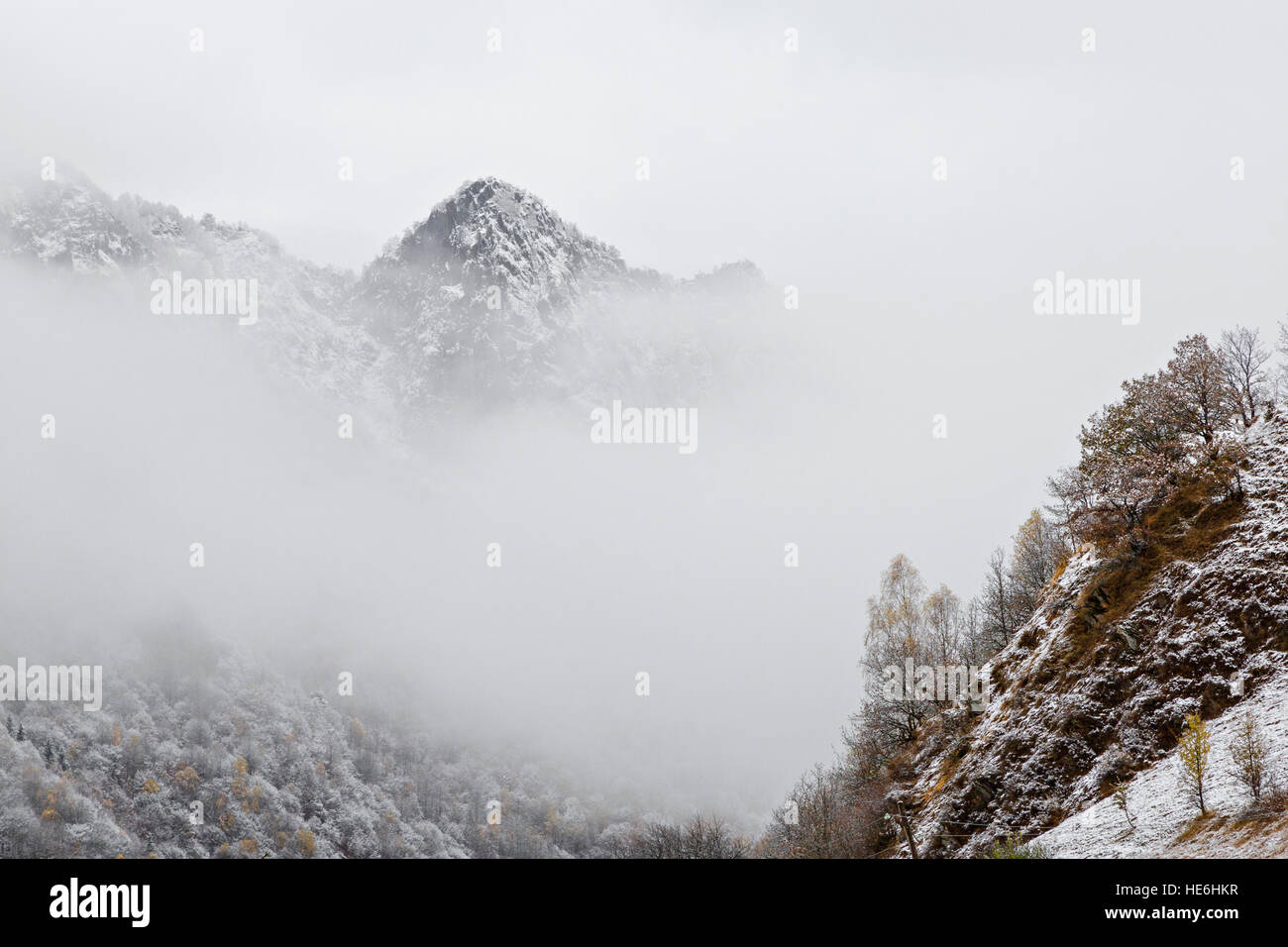 Winterlandschaft in den Bergen des Kaukasus in Georgien. Stockfoto