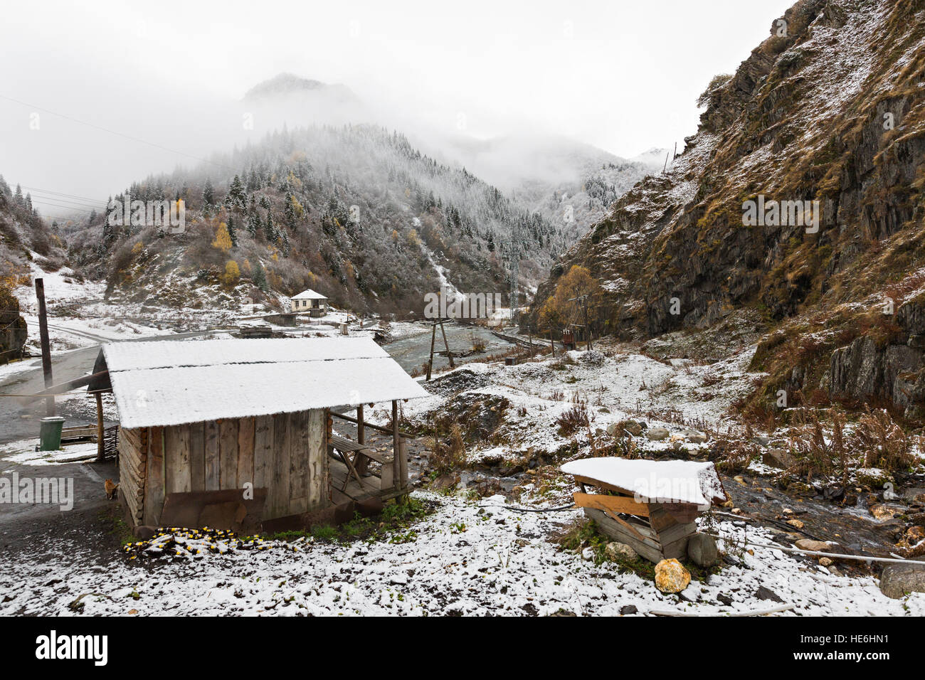 Winterlandschaft in den Bergen des Kaukasus in Georgien. Stockfoto