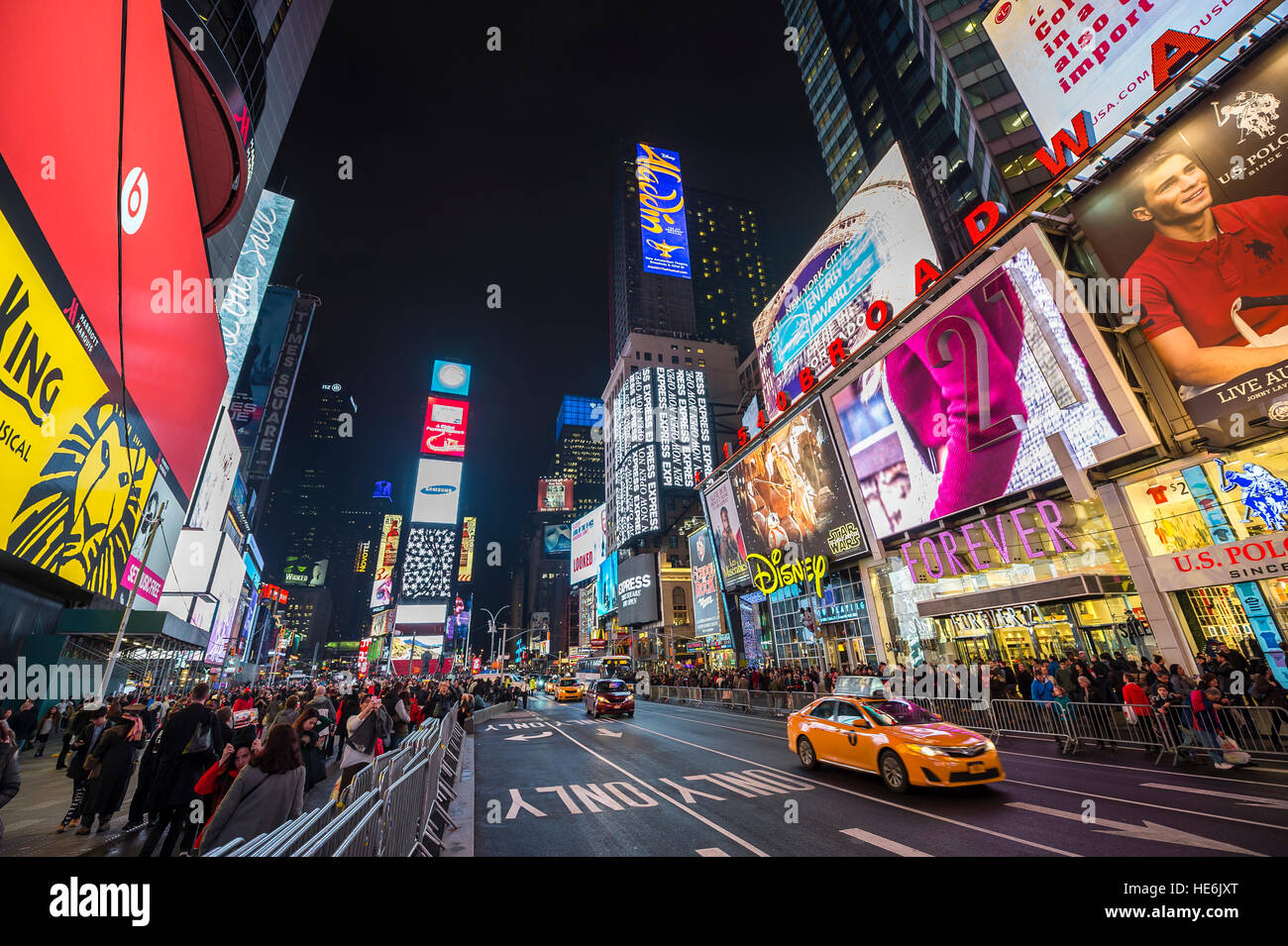NEW YORK CITY - 22. Dezember 2015: Massen unter den hellen Lichtern des Times Square im Vorfeld Silvester sammeln. Stockfoto