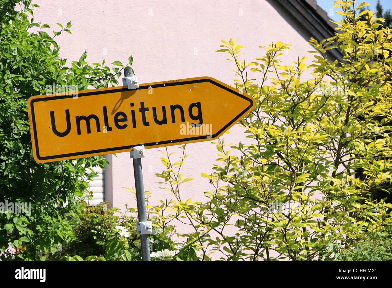 Gelbe Umleitung oder Umweg Straßenschild, Deutschland. Stockfoto