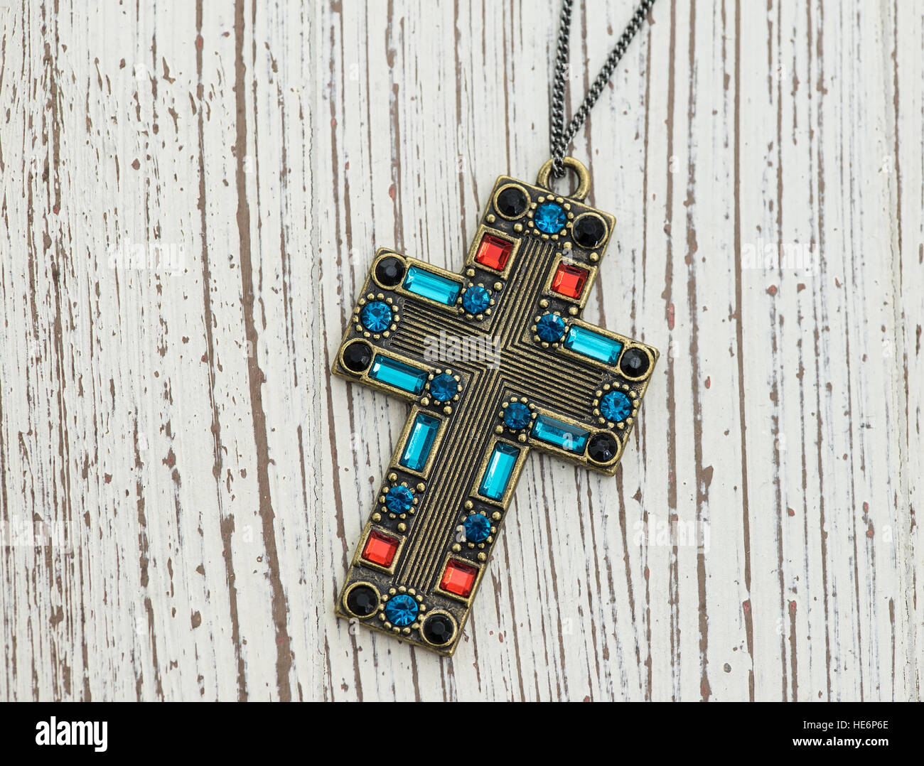 Kreuz-Anhänger auf Holz Hintergrund Stockfoto