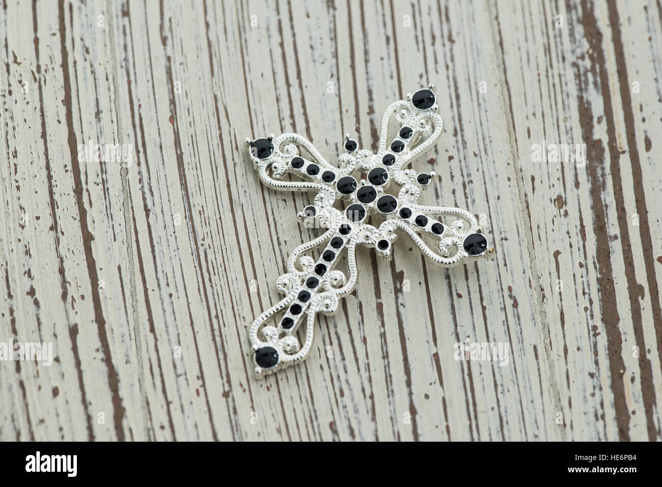 Kreuz-Anhänger auf Holz Hintergrund Stockfoto