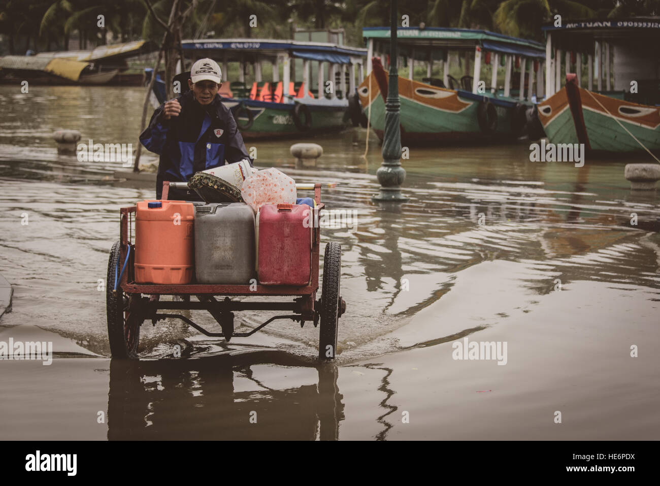 Vietnamesische Mann Kart waren durch Überschwemmungen in Hoi An Vietnam Stockfoto