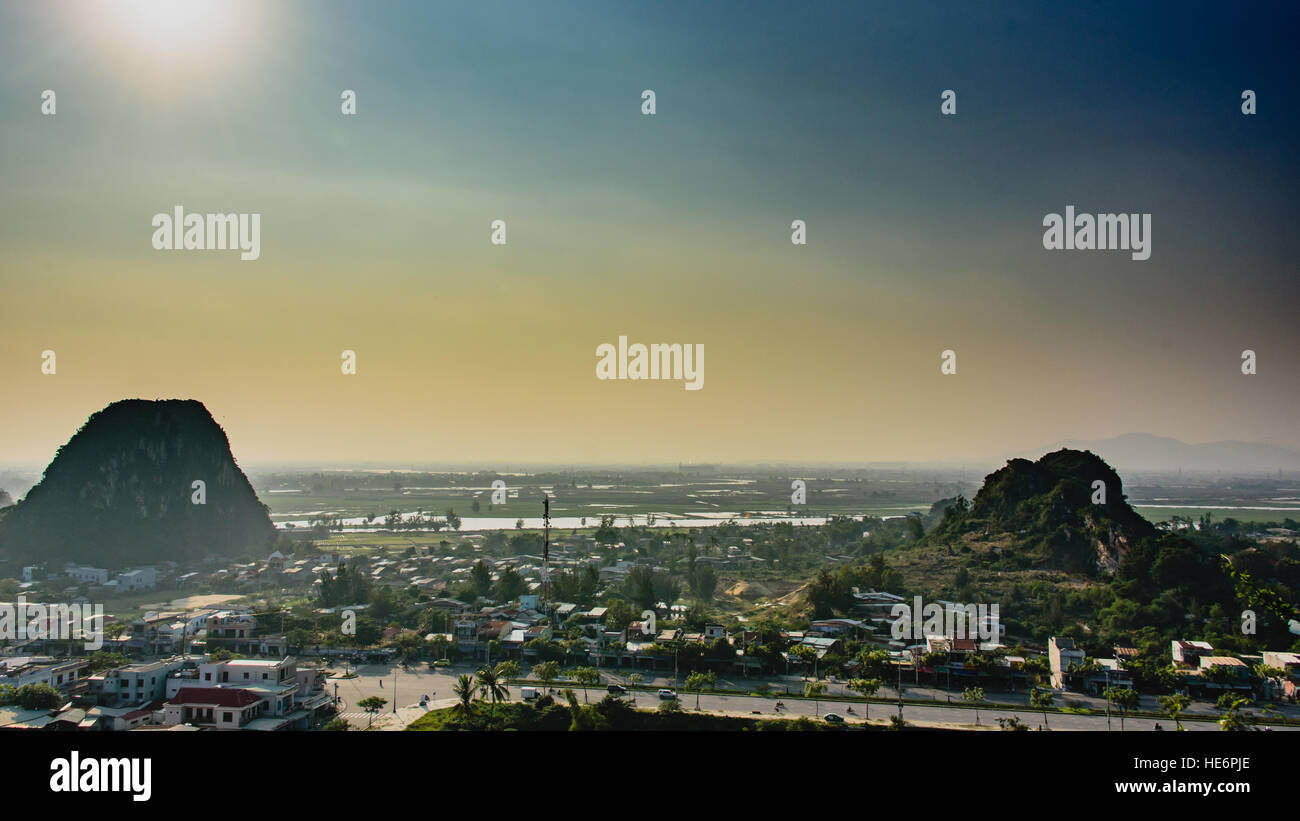 Blick auf zwei der die Marble Mountains in der Nähe von Da Nang, Vietnam Stockfoto