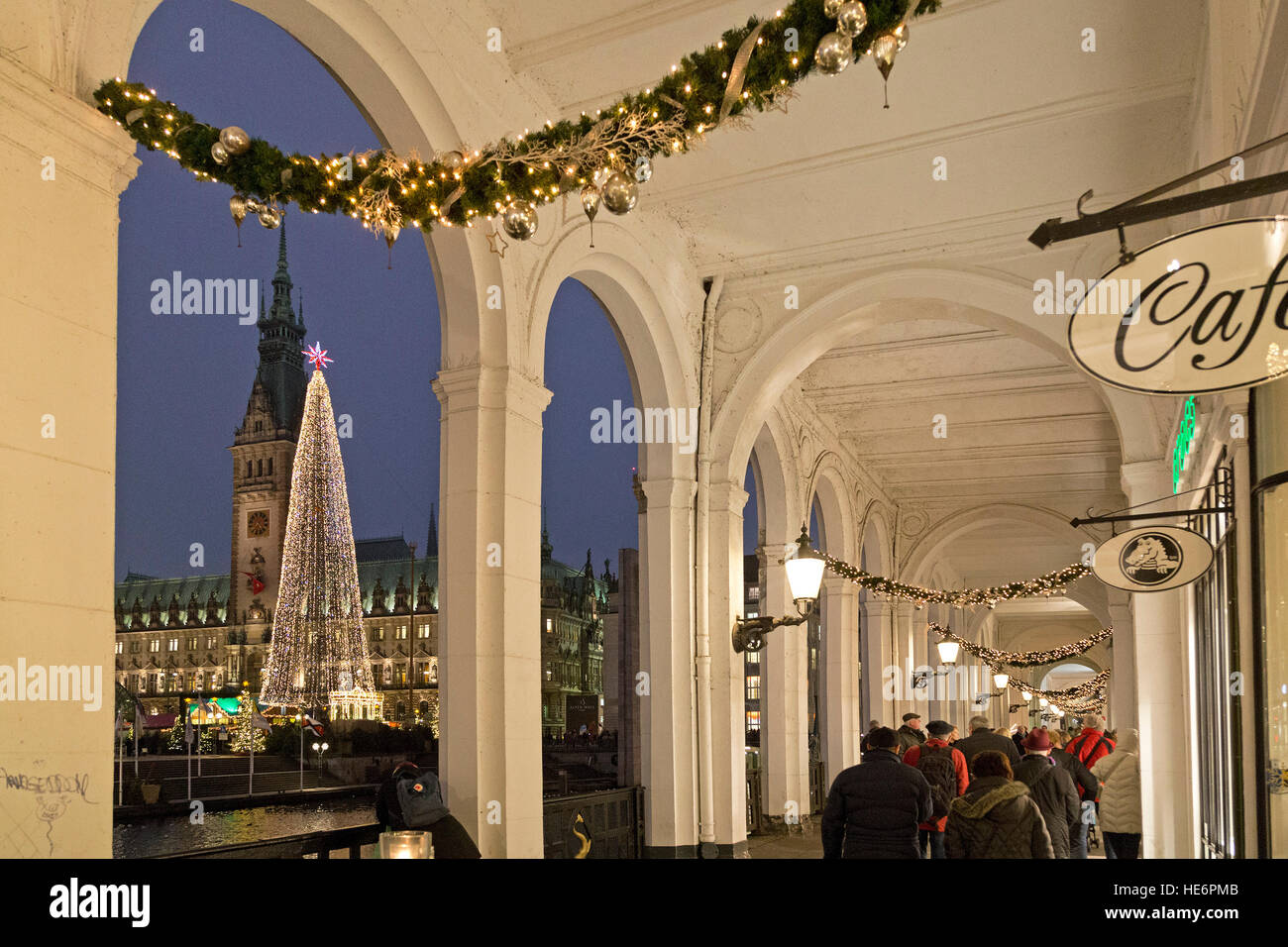 Alsterarkaden und Weihnachtsmarkt, Hamburg, Deutschland Stockfoto