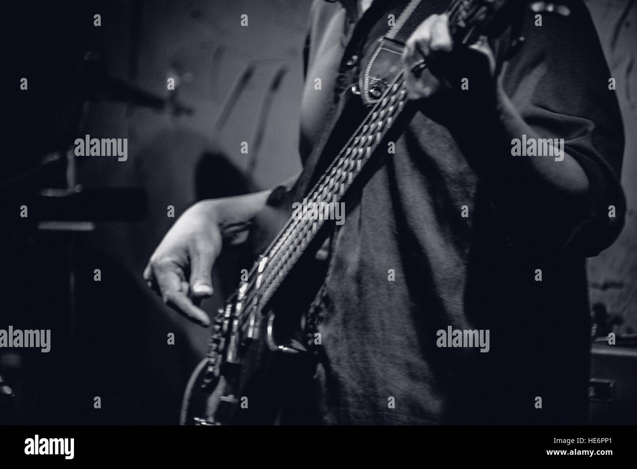 Elektrische Gitarre auf der Bühne, close-up - schwarze & weißen Bassisten Stockfoto
