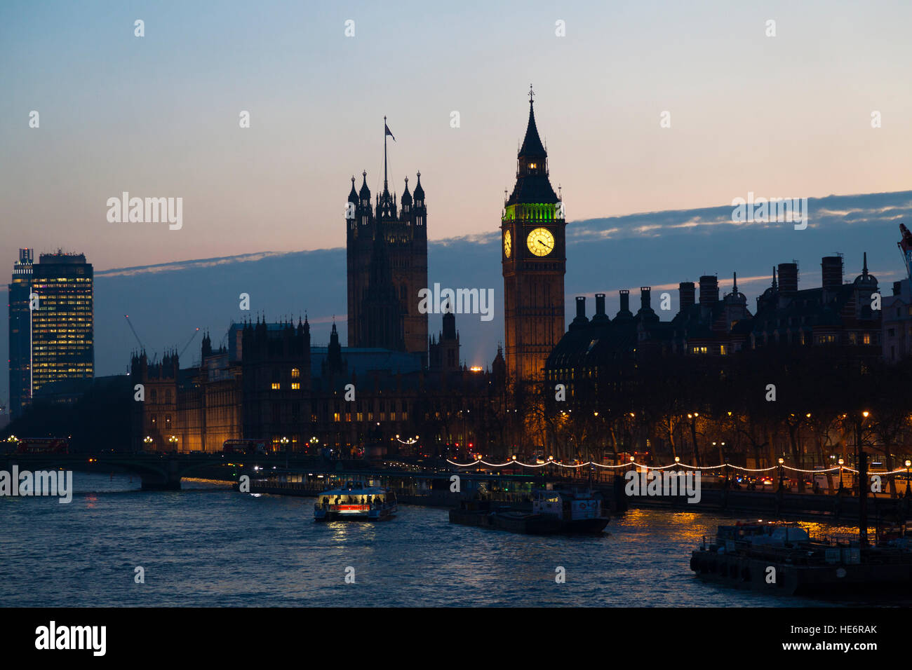 Am Abend Blick auf die Houses of Parliament und Themse, London, Großbritannien Stockfoto