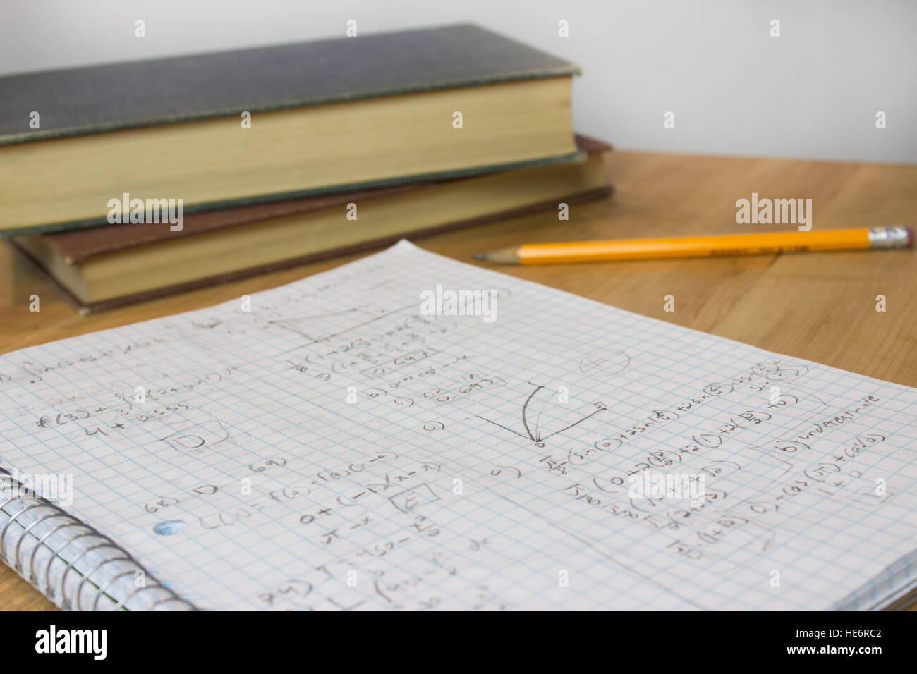 Mathe-Hausaufgaben mit Bleistift und Bücher Stockfoto