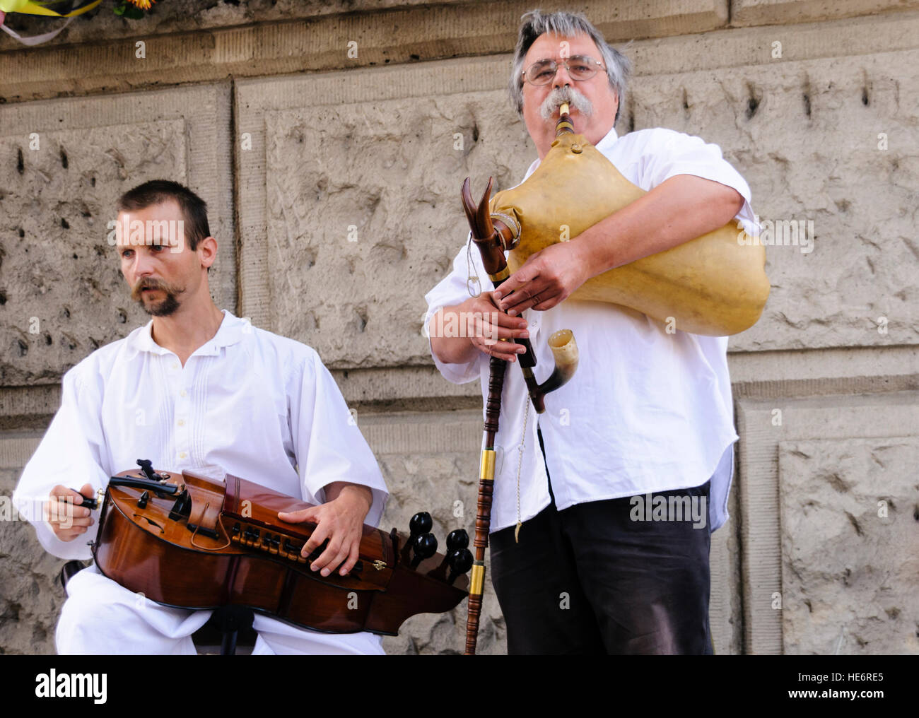 Männer spielen eine Drehleier und Ungarisch Dudelsack auf die Kettenbrücke, Budapest Stockfoto