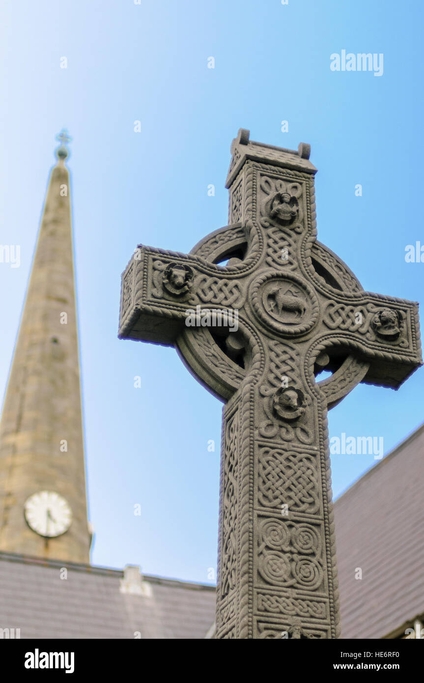 Alte, kunstvoll geschnitzten Irische keltische Kreuz auf dem Friedhof der St.-Nikolaus Kirche, Carrickfergus, Nordirland. Stockfoto