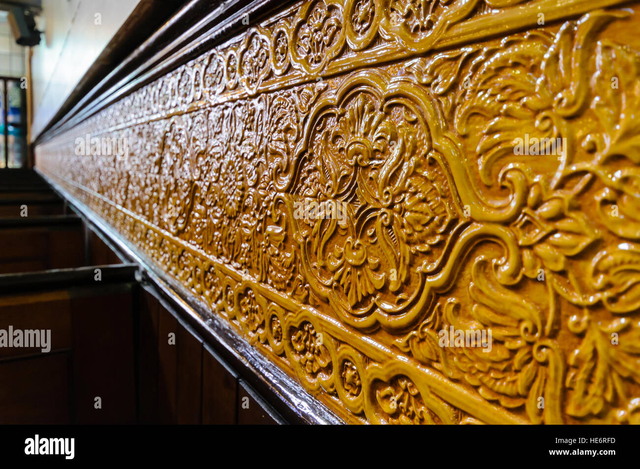 Tapetenrand entworfen und hergestellt von der 19. Jahrhundert-Designer William Morris in der Sinclair Seamens Kirche von Irland, Belfast Stockfoto