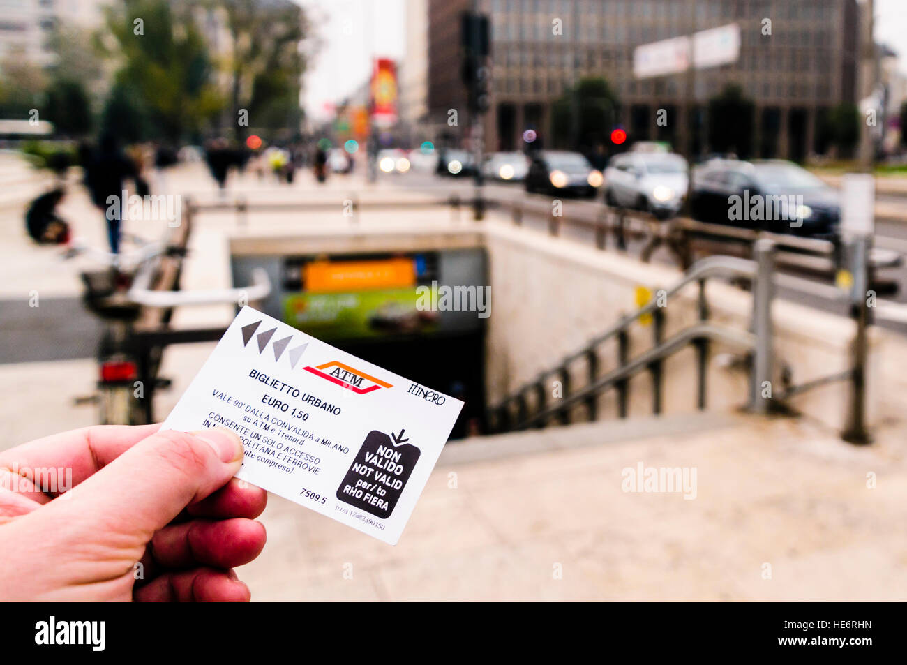 Ein pendler hält ein Ticket für die Mailänder U-außerhalb der Milano Centrale F.S. Station. Stockfoto