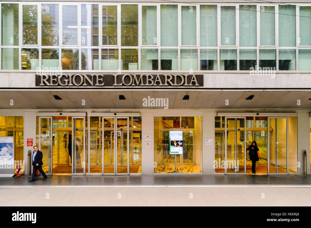 Haupteingang zum Regione Lombardia Gebäude, früher Pirelli Tower, Mailand. Stockfoto