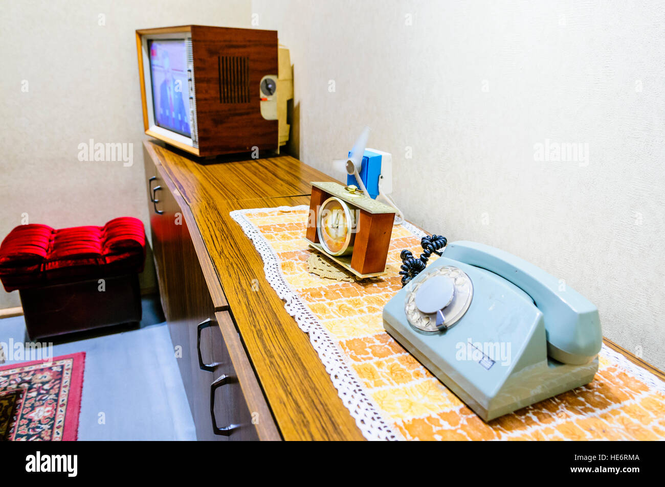 Möbel in einem typischen, alten altmodischen polnischen Wohnzimmer aus der 1970er/1980er Jahren sowjetischen kommunistischen Ära Stockfoto