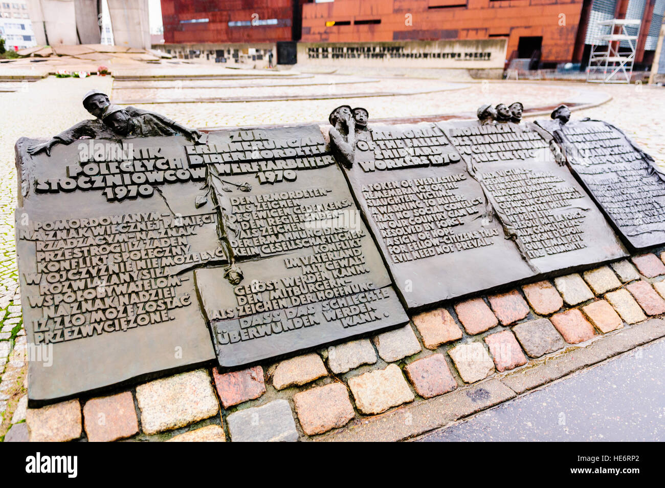 Bronze am Fuße der drei Kreuze Gedenkstätte an die 42 Arbeiter getötet im Jahr 1970 auf der Lenin-Werft steigt Danzig, protestieren gegen Preis. Stockfoto
