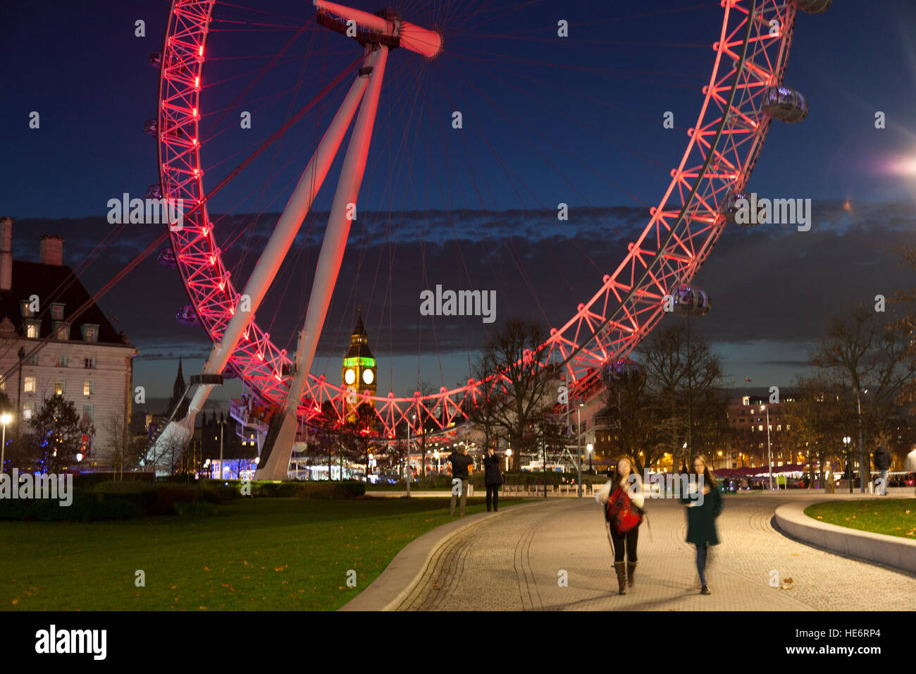 London Eye bei Nacht mit Big Ben im Hintergrund, London, UK Stockfoto