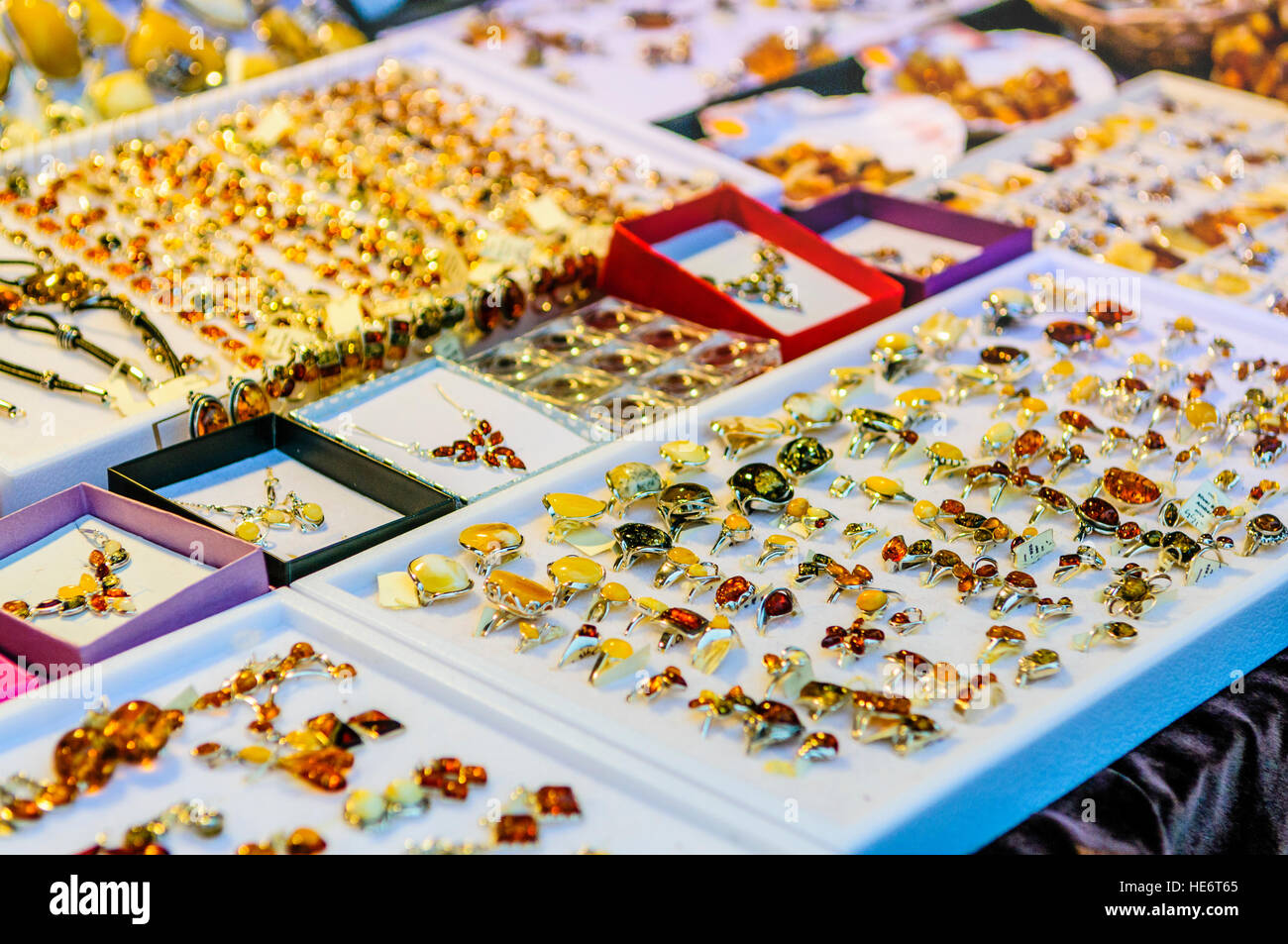 Bernsteinschmuck zum Verkauf an der Mariacka Ulica Street in Danzig Stockfoto