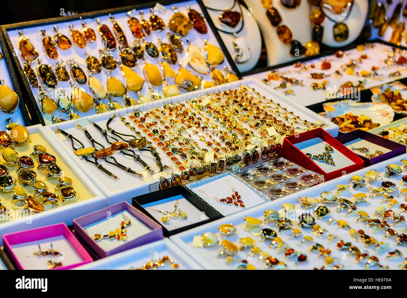 Bernsteinschmuck zum Verkauf an der Mariacka Ulica Street in Danzig Stockfoto