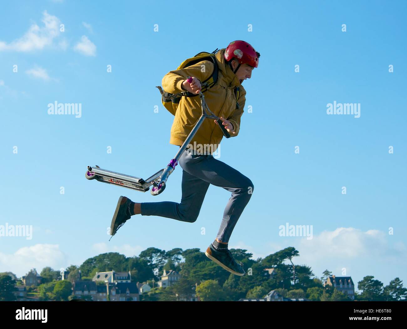 Durchführung von Antenne Trick mit Scooter Boy Stockfoto