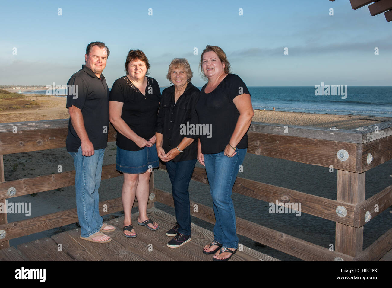 Familie und Geschwister united im Ventura Beach Pier. Stockfoto