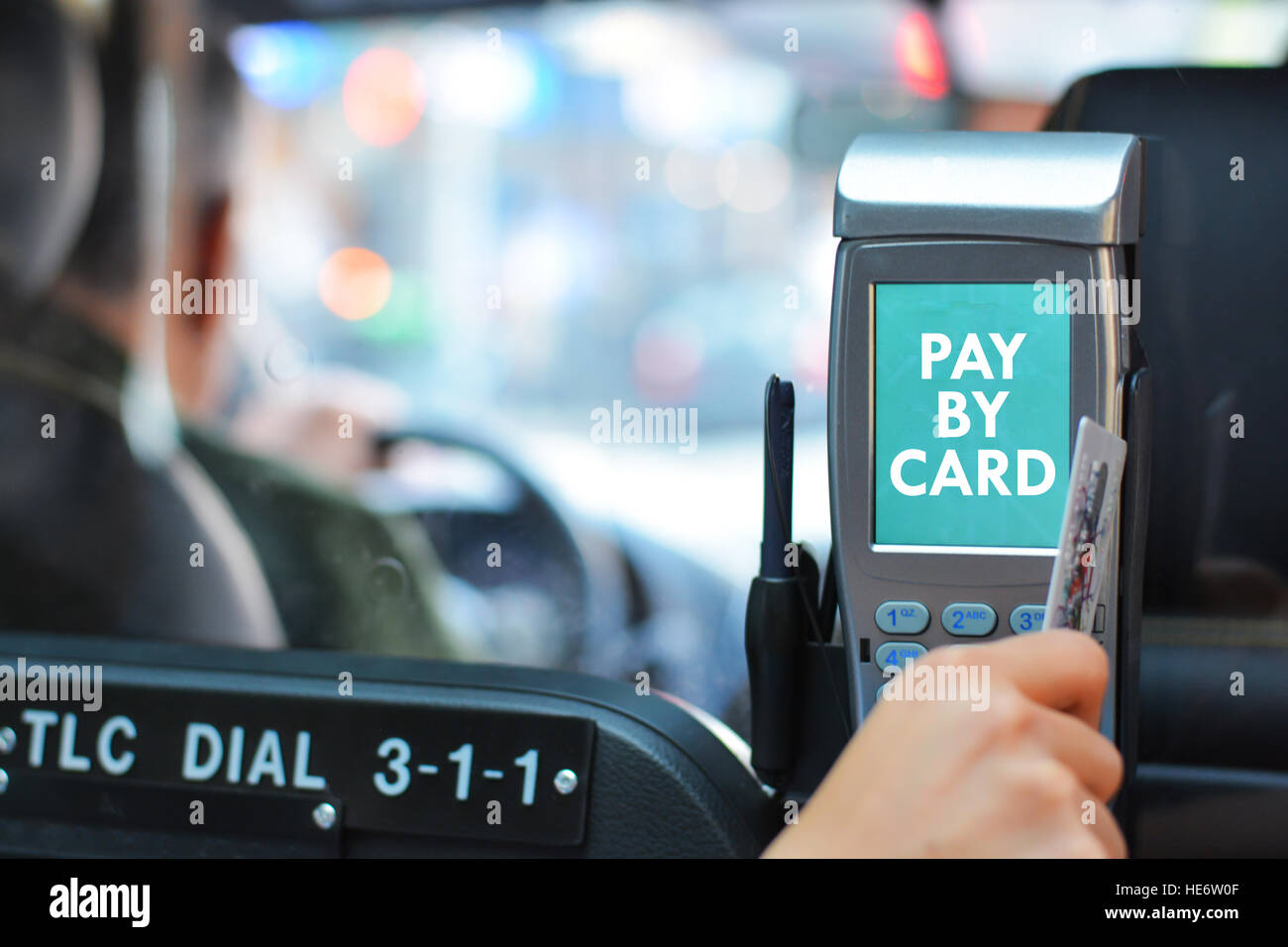 Bezahlen Sie mit dem Taxi durch Karte Stockfoto