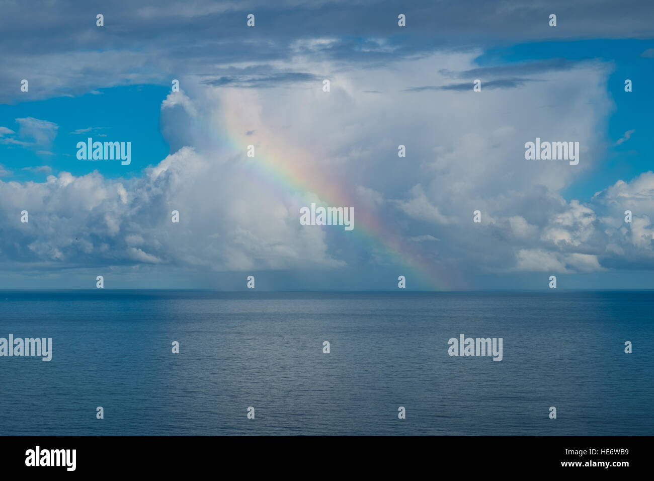 Regenbogen über dem Ozean Stockfoto