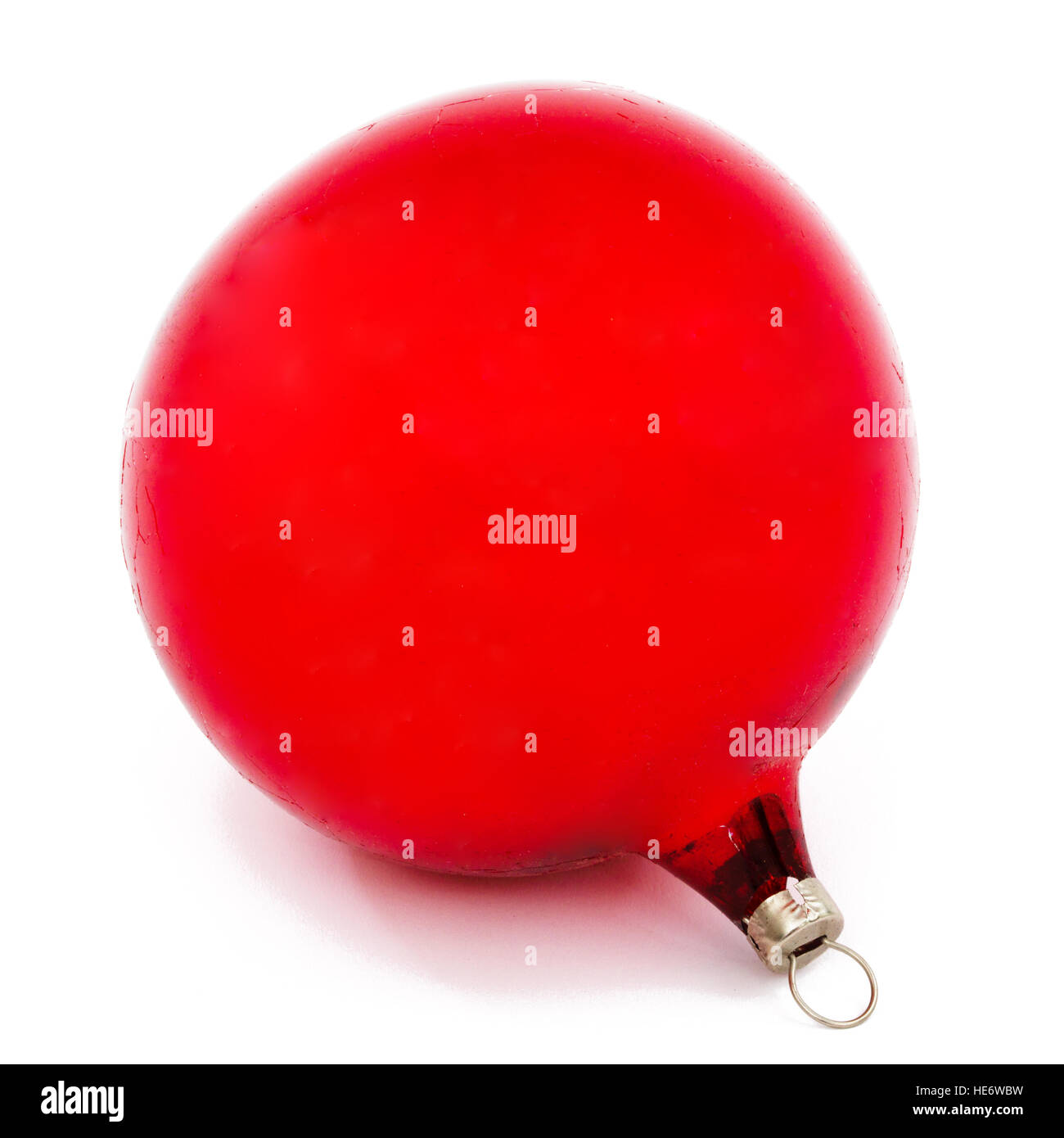 Red Christmas Ball close-up, isoliert auf weißem Hintergrund mit Beschneidungspfad Stockfoto