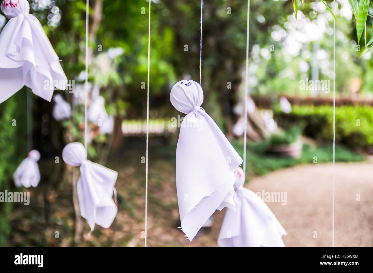 Japanische Puppe aufhängen, für gutes Wetter beten Stockfoto