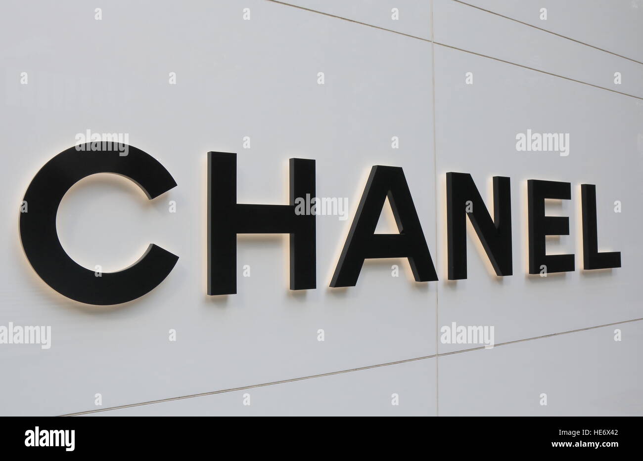 Chanel-Mode-Marken-Logo. Chanel ist ein französischer privat gehaltenen  Unternehmen, das spezialisiert auf-to-Wear Kleidung, Luxusgüter und Mode-Accessoires  Stockfotografie - Alamy