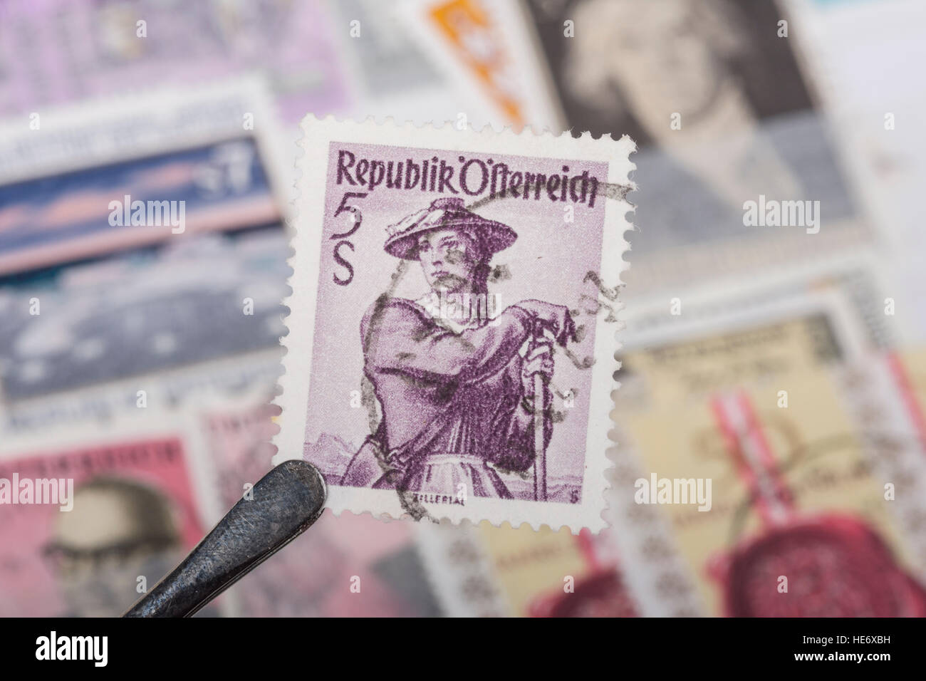 Eine alte österreichische Briefmarke. Stockfoto