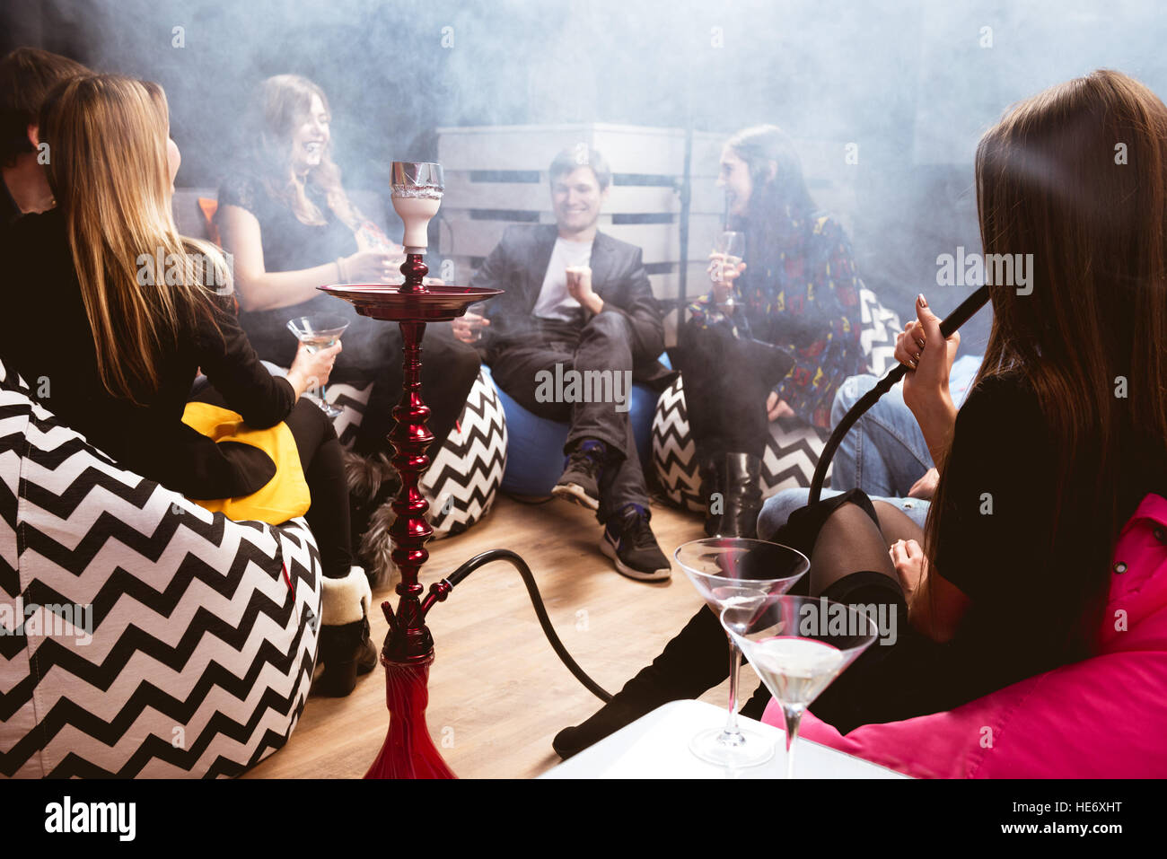 Gruppe Freunde Club Bar Shisha Stockfotografie Alamy
