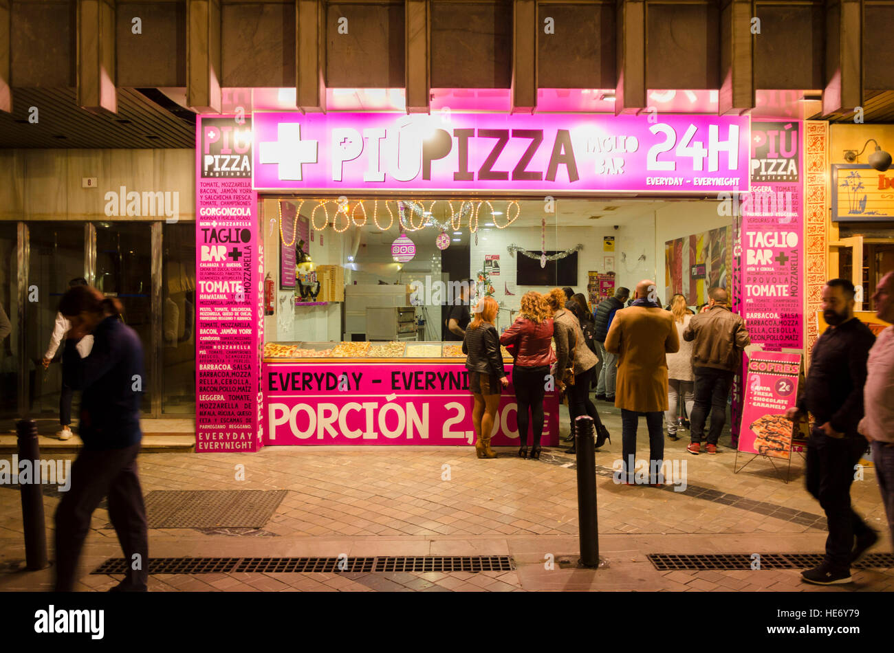 24 Stunden Pizza in der Nacht die Straßen Málagas zu speichern, snack, snacks, Andalusien, Südspanien. Stockfoto