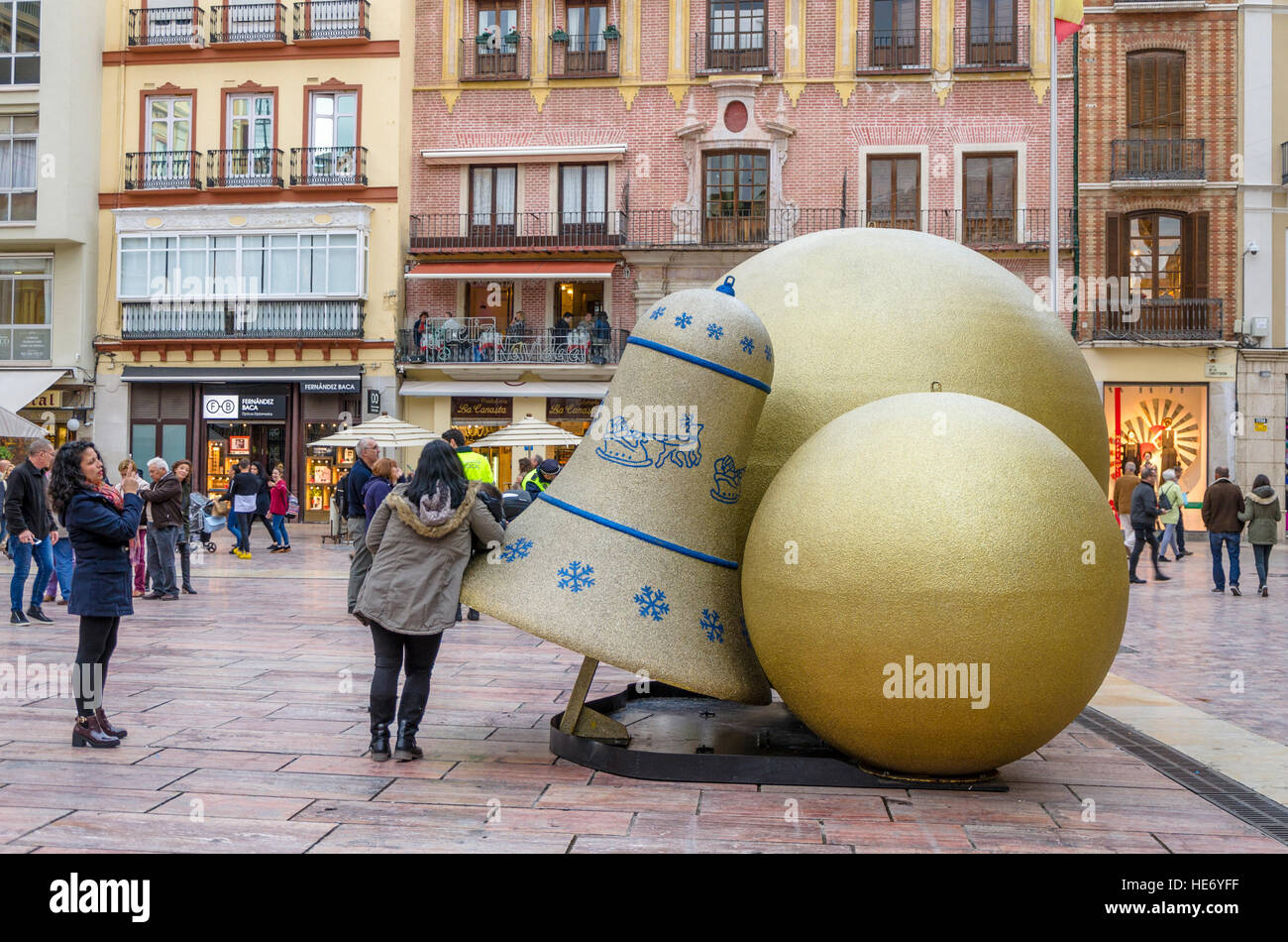 Weihnachtsdekoration, Kugeln und Glocke Plaza De La Constitución, Málaga, 2016, Andalusien, Spanien. Stockfoto