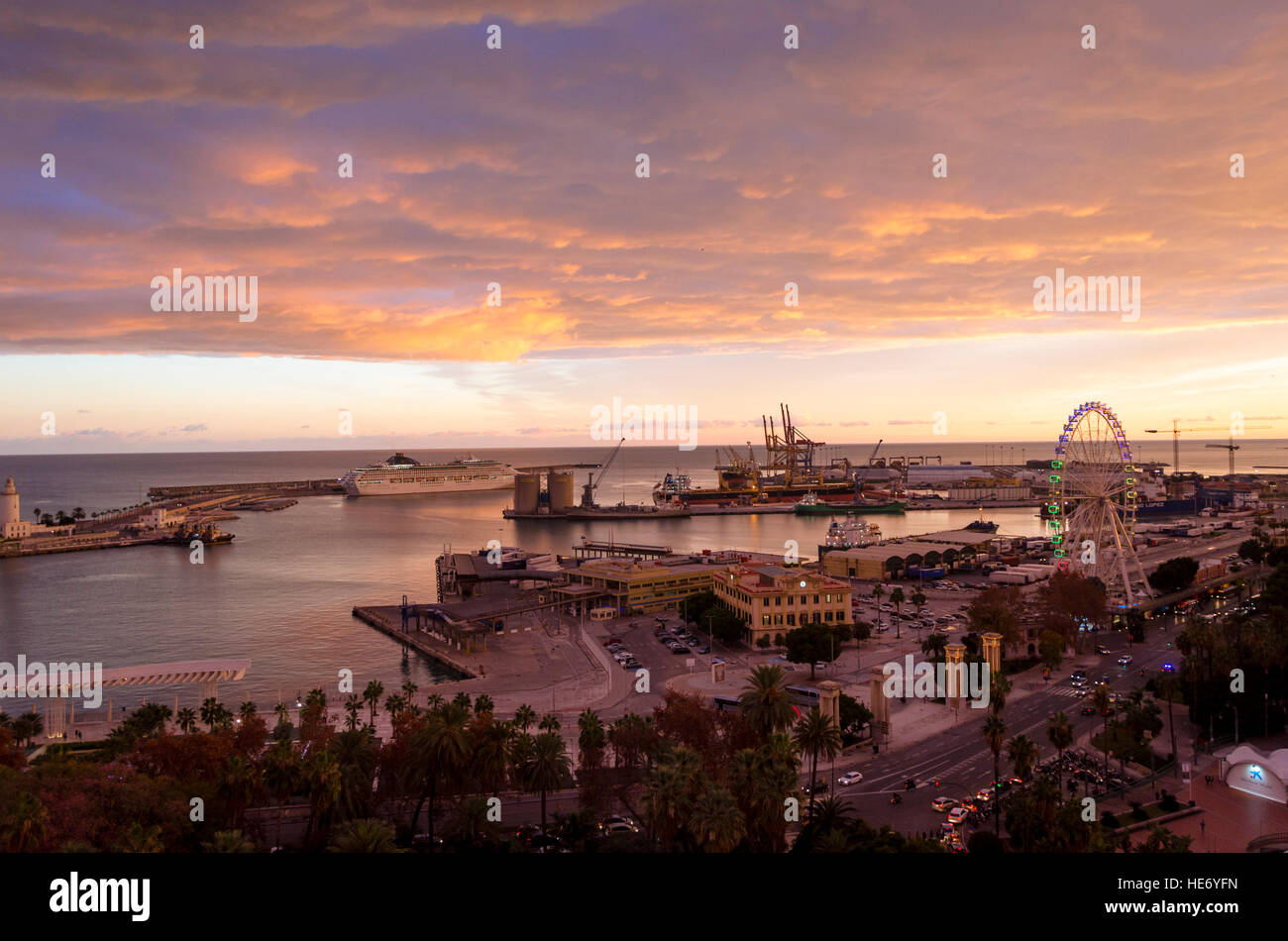 Luftaufnahme des Plaza Marina mit Ferris wheel, Hafen von Malaga, Sonnenuntergang, Andalusien, Spanien. Stockfoto