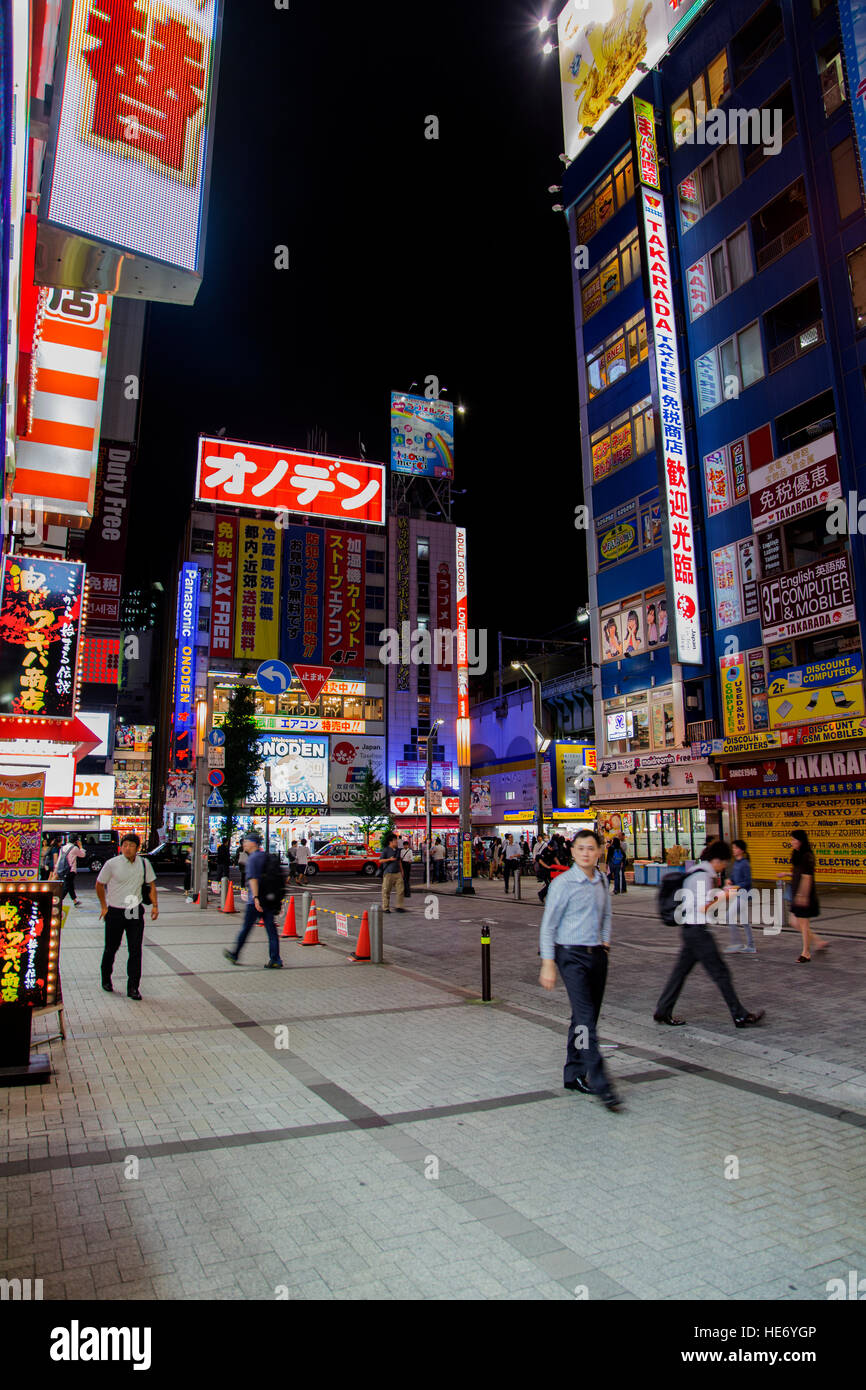 Unbekannter Menschen auf der Straße im Stadtteil Akihabara in Tokio. Stockfoto