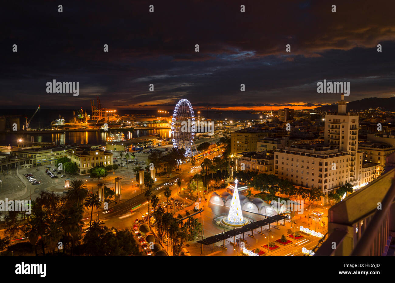Night VIew Plaza Marina mit Ferris wheel, Hafen von Malaga, Sonnenuntergang, Andalusien, Spanien. Stockfoto