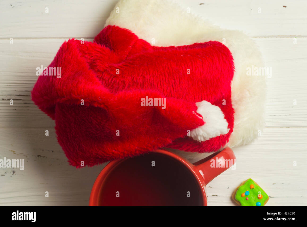Santa Claus Hat und eine Tasse Tee auf hölzernen Hintergrund Stockfoto