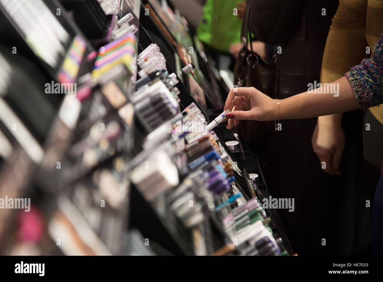 Frau Wahl Farbe Kosmetik im Shop Stockfoto