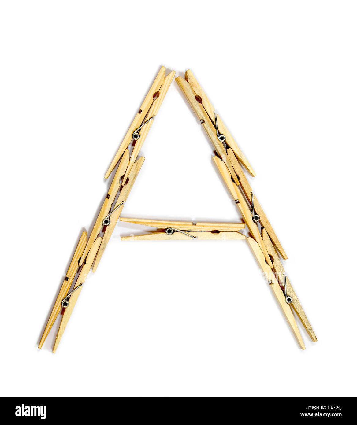 Buchstabe A gemacht von hölzernen Wäscheklammern isoliert auf weiss Stockfoto