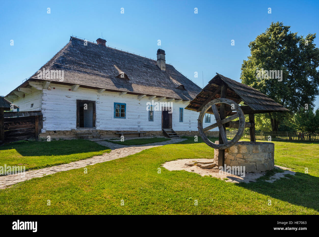 Log House, Presbyterium Gehöft, Ankerwinde, Brunnen, Pogorzanie Volksgruppe, ländliche Architektur Museum in Sanok, Polen Stockfoto