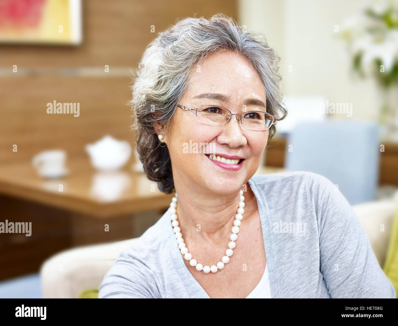 Porträt einer glücklich senior asiatische Frau, glücklich und lächelnd. Stockfoto