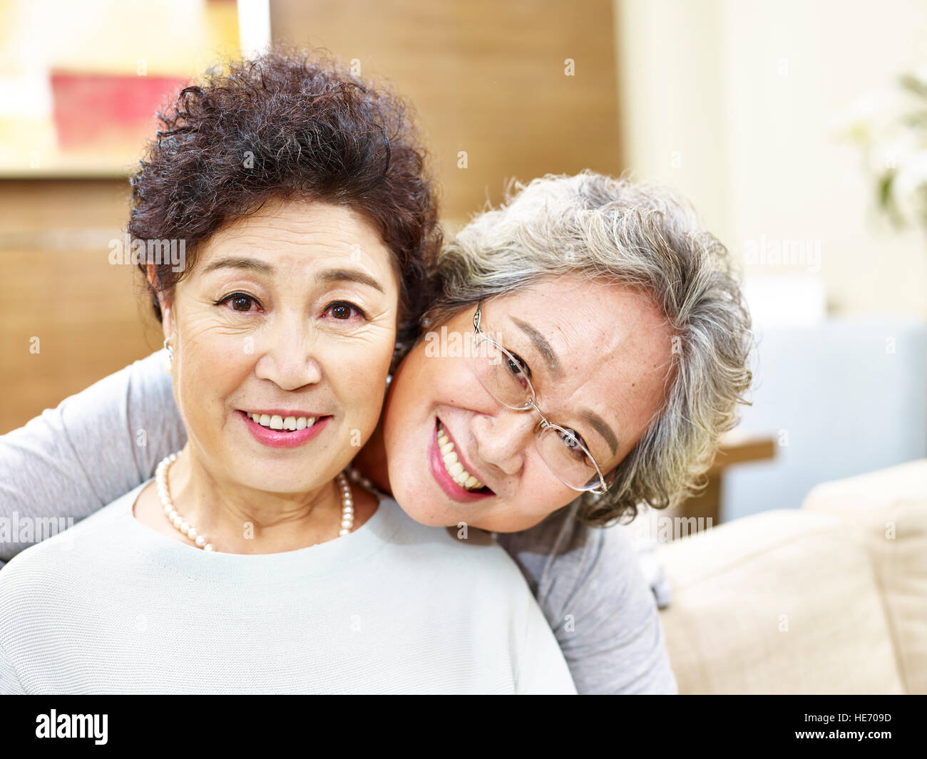 Porträt von zwei verspielte senior asiatische Frauen Blick in die Kamera, glücklich und lächelnd. Stockfoto