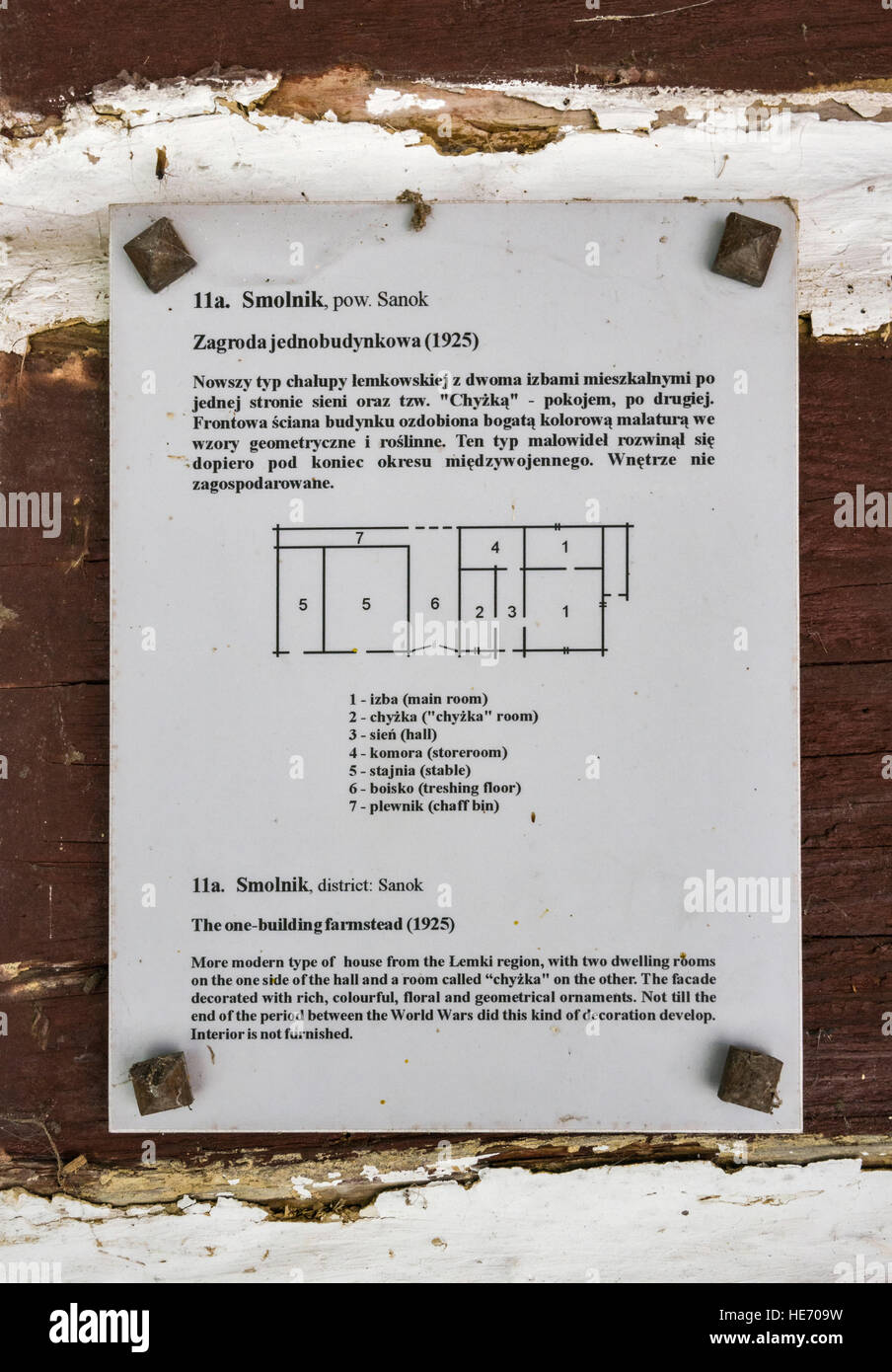 Zweisprachiges Schild am Bauernhaus aus Smolnik, lemkischen Ethnie, ländliche Architektur Museum in Sanok, Kleinpolen, Polen Stockfoto