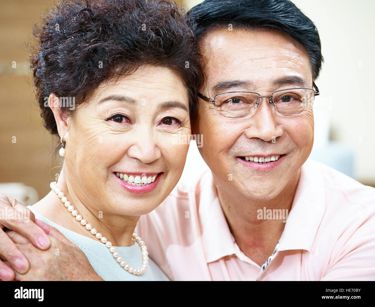 Porträt von einem senior asiatischen Brautpaar Blick auf die Kamera zu Lächeln. Stockfoto