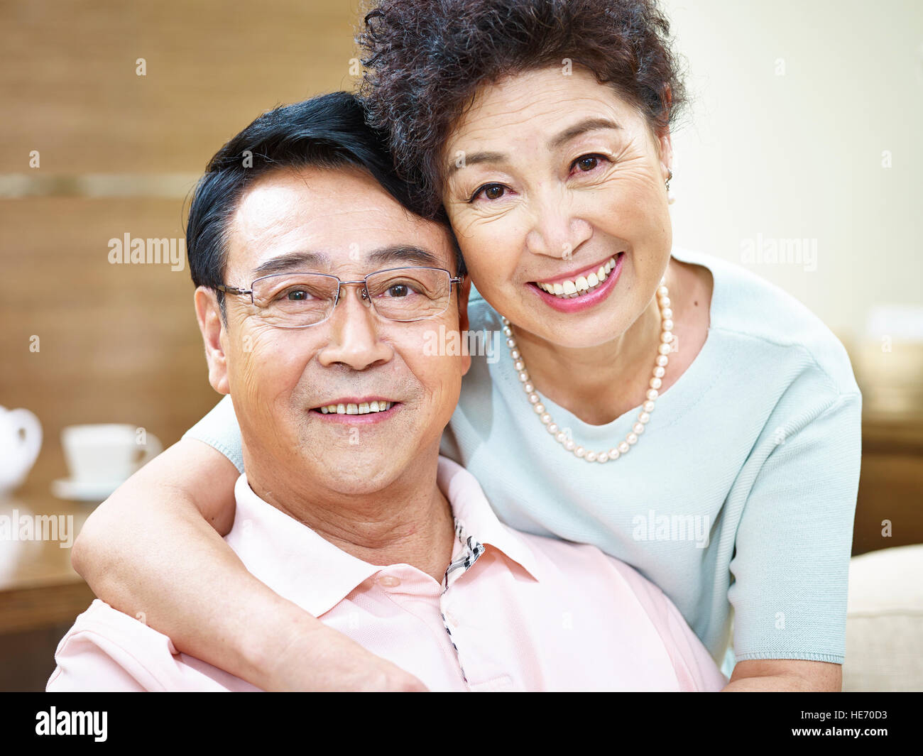 Porträt von einem senior asiatischen Brautpaar Blick auf die Kamera zu Lächeln. Stockfoto