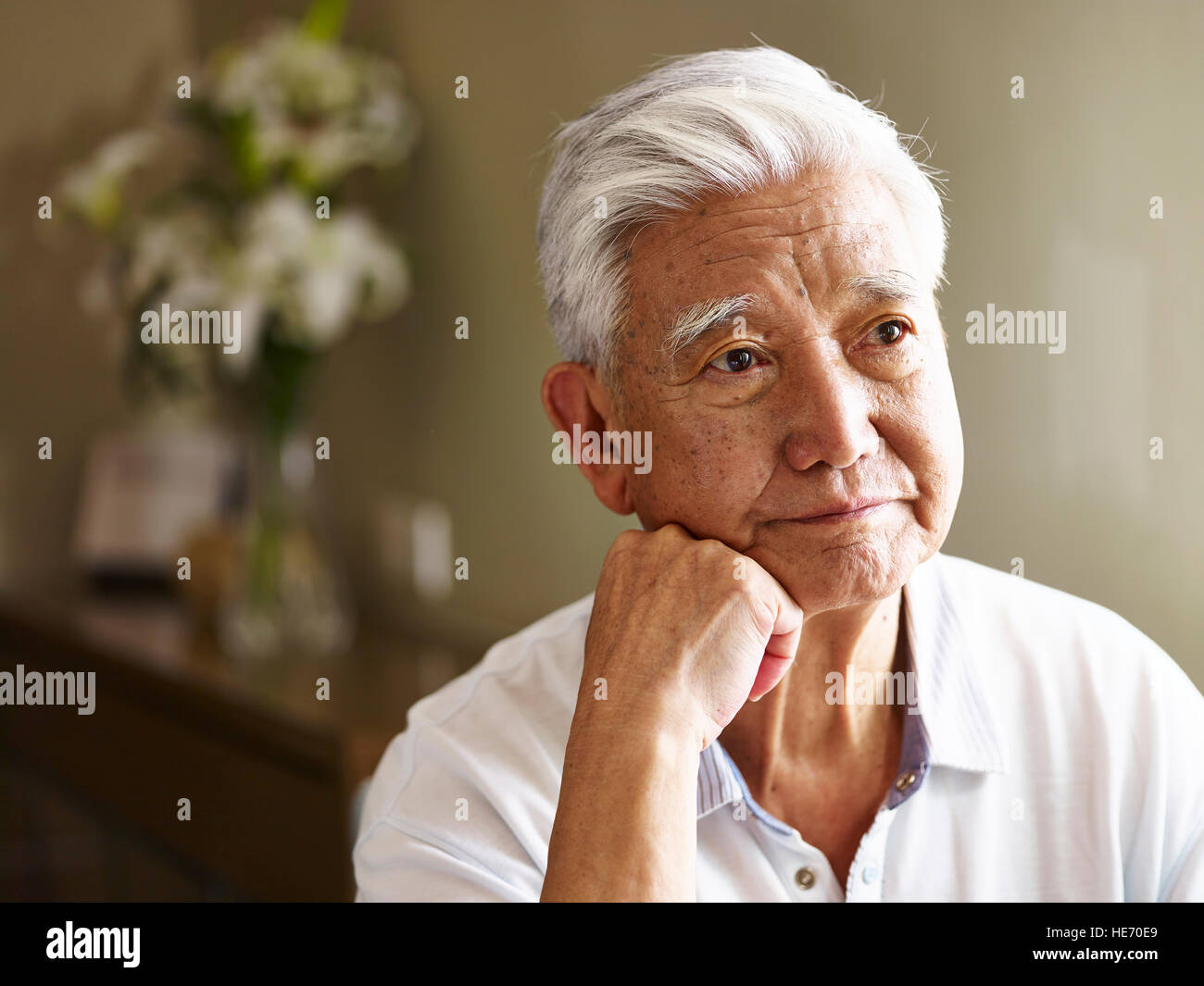 Porträt von trauriger senior asiatischen Mann Hand am Kinn. Stockfoto