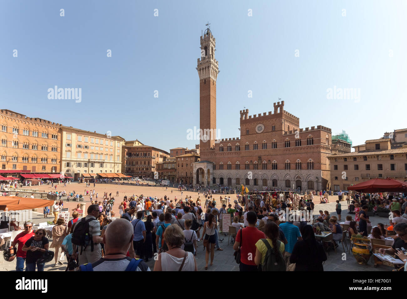 Berühmtes Rathaus auf der Piazza del Campo in Siena, Italien. Stockfoto
