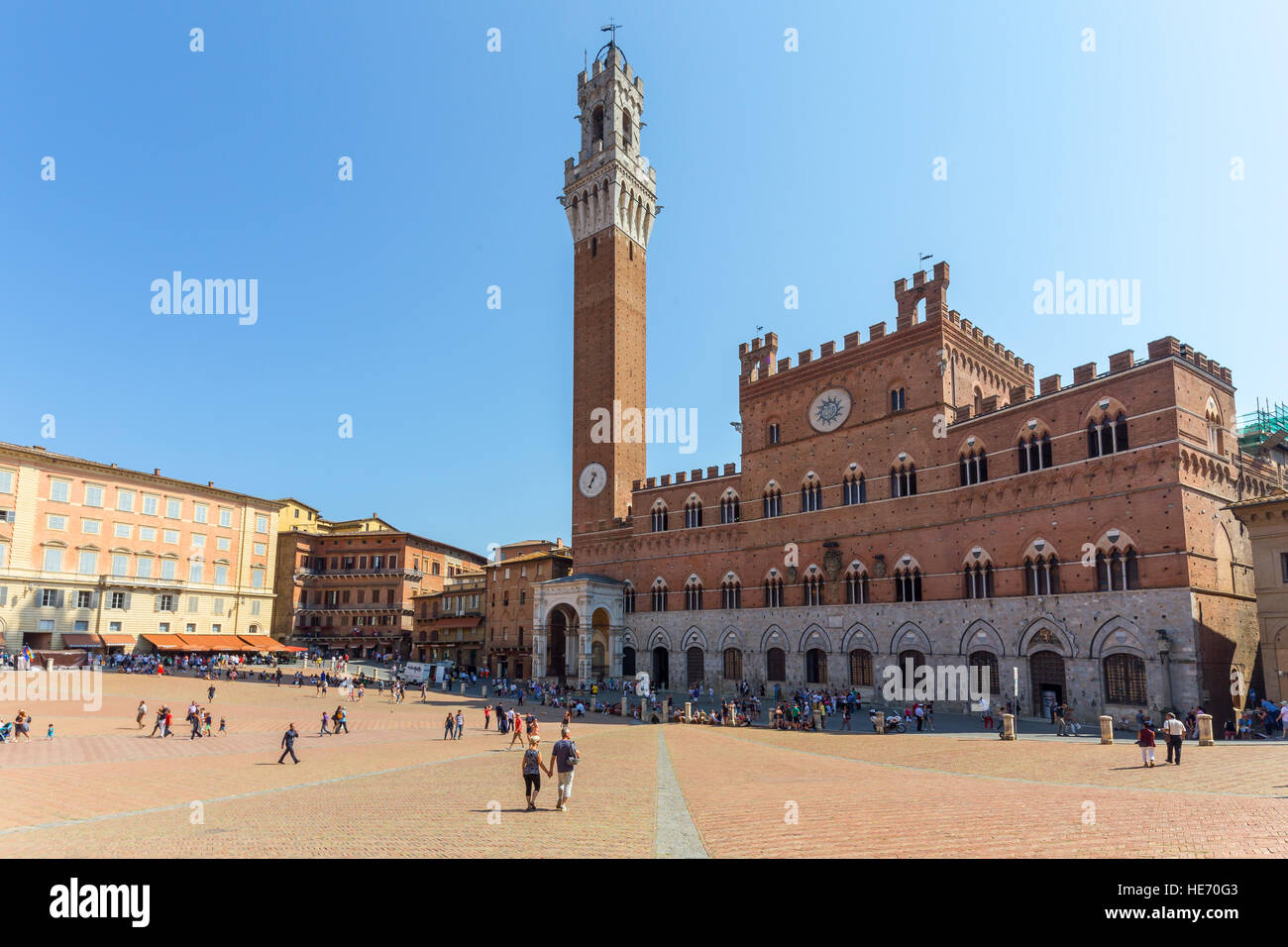 Berühmtes Rathaus auf der Piazza del Campo in Siena, Italien. Stockfoto